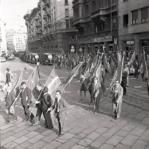 Funerali di Bruno Di Pol - Corteo funebre - Bandiere