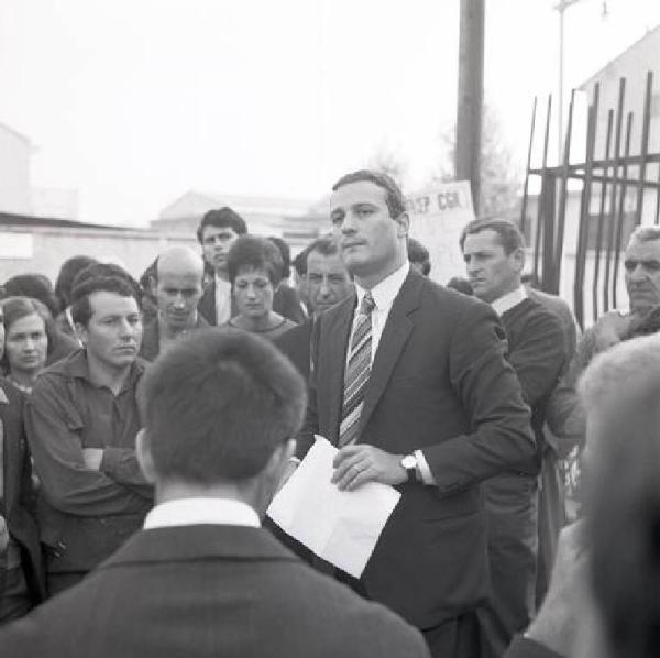 Sciopero dei lavoratori della Bejersdorf - Presidio davanti alla fabbrica - Comizio