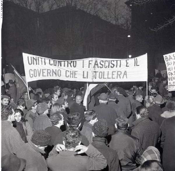 Manifestazione notturna antifascista contro gli attentati fascisti - Striscioni - Cartelli di protesta - Bandiere