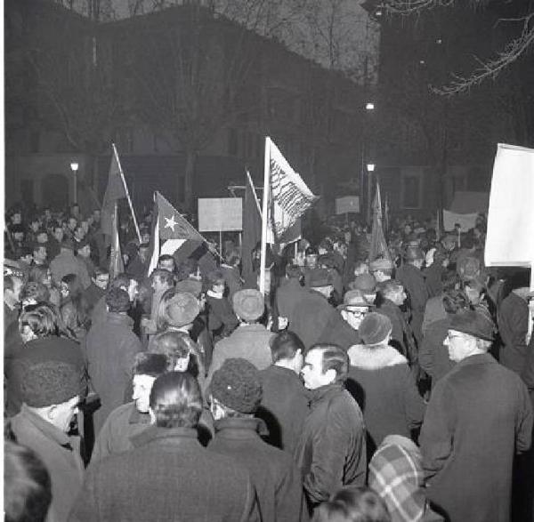 Manifestazione notturna antifascista contro gli attentati fascisti - Striscioni - Cartelli di protesta - Bandiere