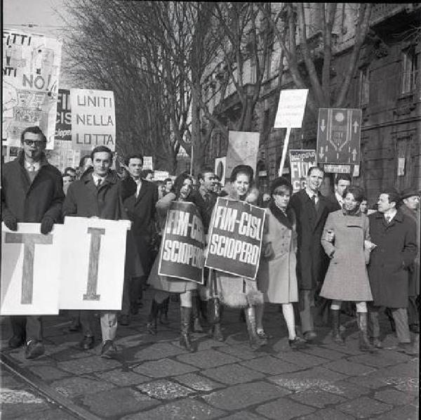 Sciopero degli impiegati delle aziende metalmeccaniche di Stato - Presidio davanti all'Intersind - Cartelli di sciopero Fim Cisl - Cartelli di protesta