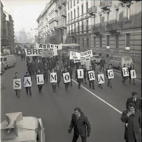 Sciopero degli impiegati delle aziende metalmeccaniche di Stato - Corteo - Striscioni