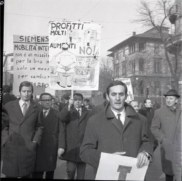 Sciopero degli impiegati delle aziende metalmeccaniche di Stato - Corteo - Cartelli di protesta