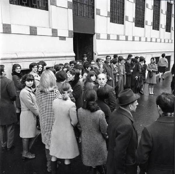 Fabbrica Borletti - Picchetto degli impiegati davanti all'ingresso della fabbrica