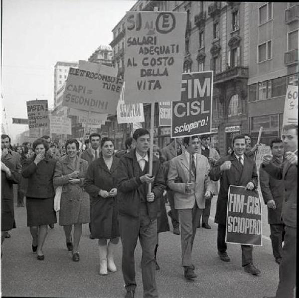 Sciopero dei lavoratori della Elettrocondutture - Corteo - Cartelli di protesta - Cartelli di sciopero Fim Cisl