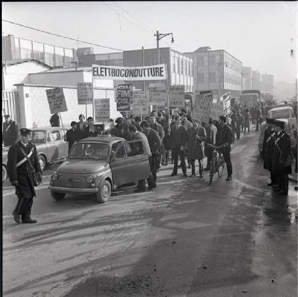 Sciopero dei lavoratori della Elettrocondutture - Testa del corteo - Cartelli di protesta - Cartelli di sciopero Fim Cisl - Striscione