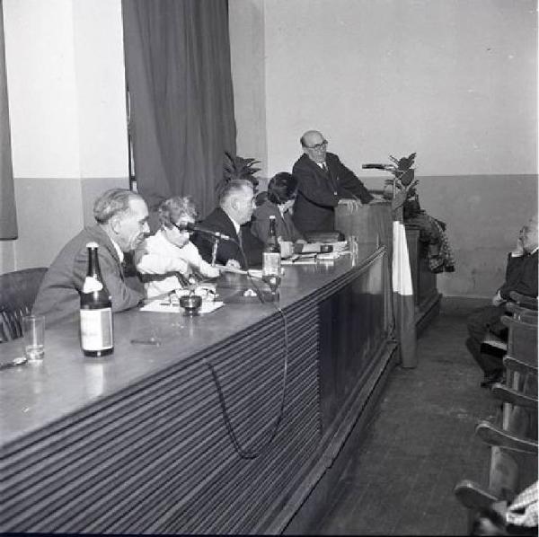 Camera del Lavoro - Sala "Bruno Buozzi" - Interno - Convegno pensionati - Tavolo della presidenza - Oratore al microfono