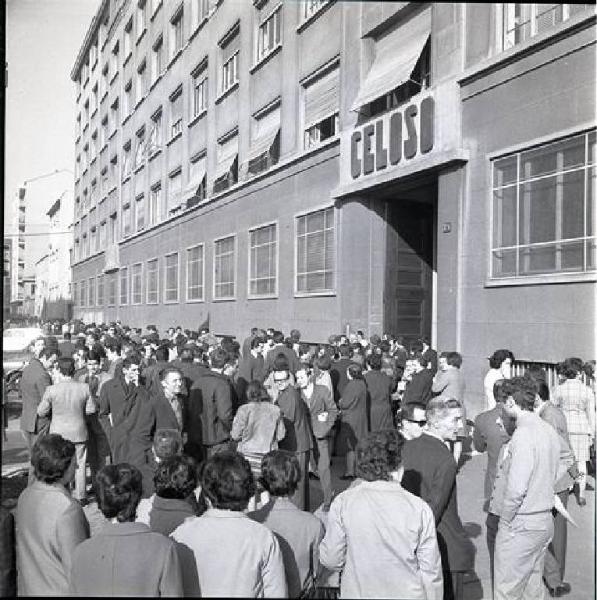 Sciopero dei lavoratori della Geloso - Presidio davanti alla fabbrica - Insegna Geloso