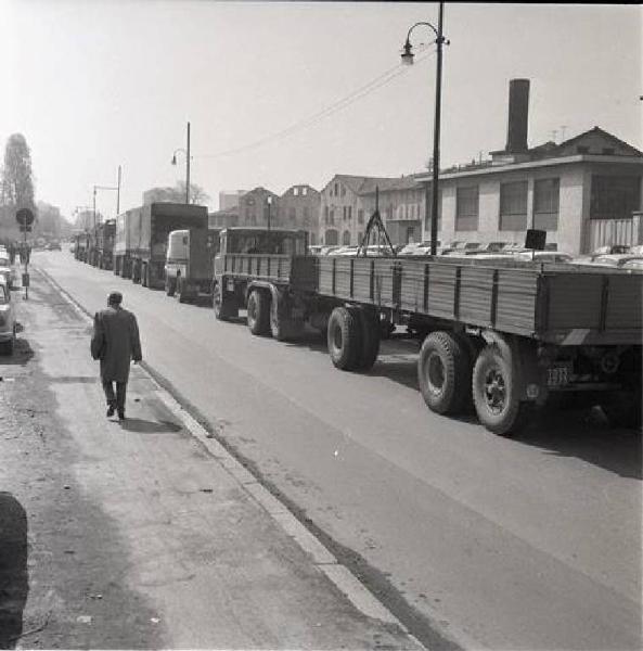 Sciopero dei lavoratori della Om - Camion davanti alla fabbrica