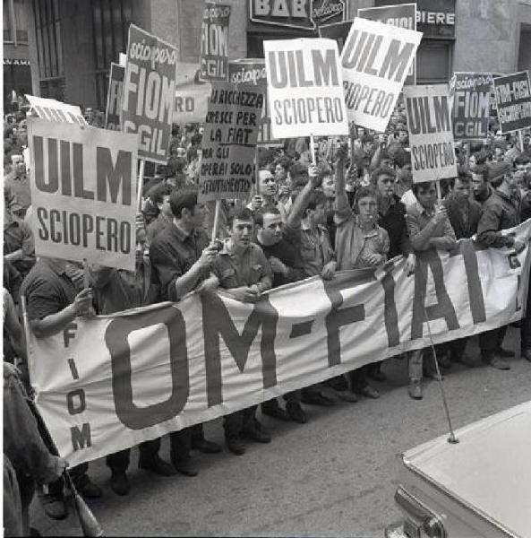 Sciopero dei lavoratori della Om - Testa del corteo - Striscioni - Cartelli di sciopero Fiom Cgil, Fim Cisl - Schieramento delle forze dell'ordine