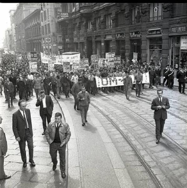 Sciopero dei lavoratori della Om - Testa del corteo - Striscioni - Cartelli di sciopero Fiom Cgil, Fim Cisl - Schieramento delle forze dell'ordine