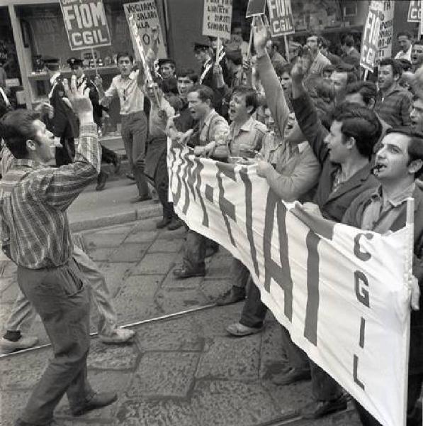 Sciopero dei lavoratori della Om - Testa del corteo - Striscioni - Cartelli di sciopero Fiom Cgil, Fim Cisl - Schieramento delle forze dell'ordine