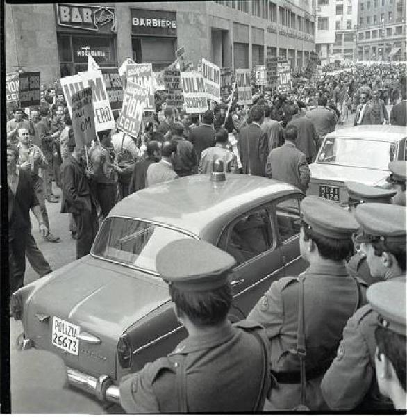 Sciopero dei lavoratori della Om - Corteo - Striscioni - Cartelli di sciopero Fiom Cgil, Fim Cisl - Schieramento delle forze dell'ordine