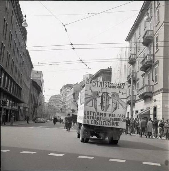 Festa dei lavoratori - Manifestazione del primo maggio - Corteo - Camion con striscione