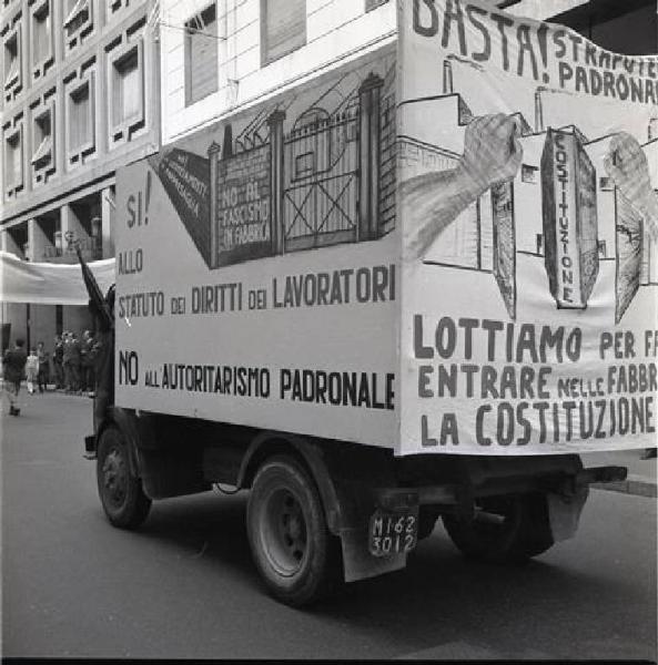 Festa dei lavoratori - Manifestazione del primo maggio - Corteo - Camion con striscione