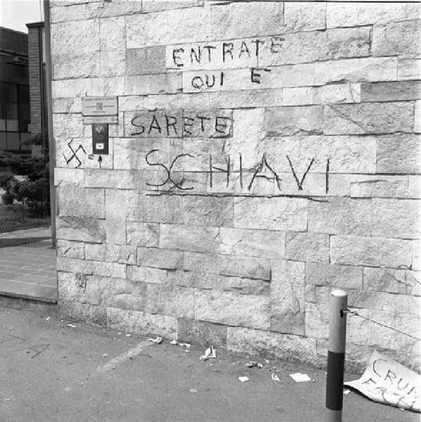 Sciopero dei lavoratori della Fiar contro i licenziamenti - Presidio davanti alla fabbrica - Scritta di protesta su muro