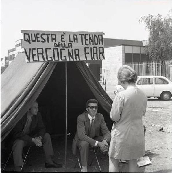 Sciopero dei lavoratori della Fiar contro i licenziamenti - Presidio davanti alla fabbrica - Tenda - Cartello di protesta