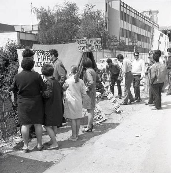 Sciopero dei lavoratori della Fiar contro i licenziamenti - Presidio davanti alla fabbrica - Tenda - Cartelli di protesta