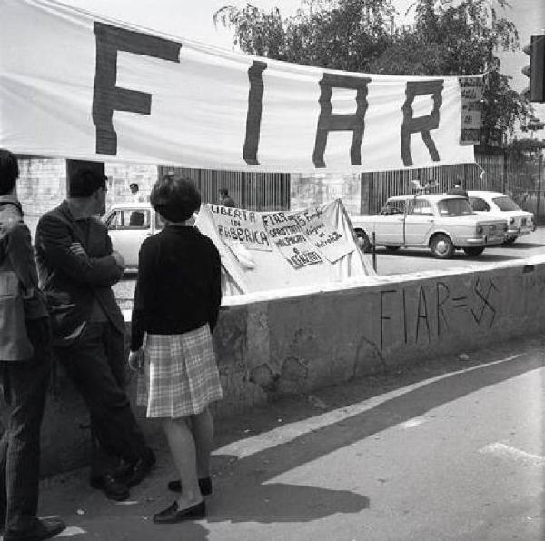 Sciopero dei lavoratori della Fiar contro i licenziamenti - Presidio davanti alla fabbrica - Tenda - Cartelli di protesta - Striscione