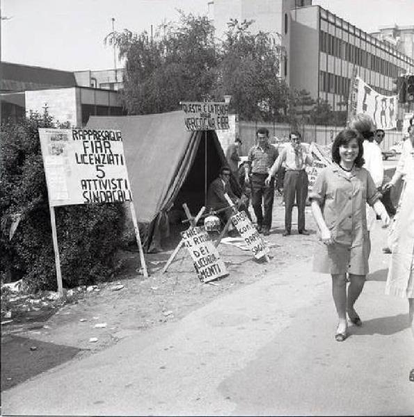 Sciopero dei lavoratori della Fiar contro i licenziamenti - Presidio davanti alla fabbrica - Tenda - Cartelli di protesta - Primo piano femminile