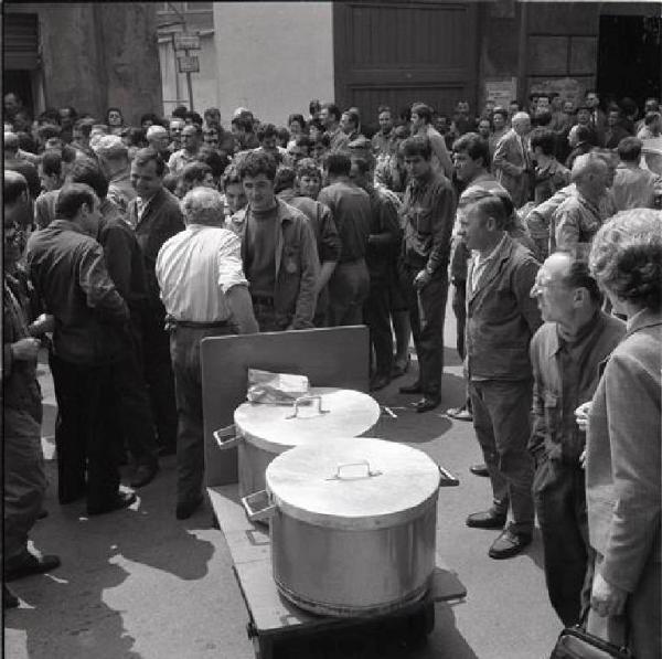 Sciopero di protesta per i provvedimenti adottati dalla Fiar - Metalmeccanici della zona Sempione manifestano davanti alla fabbrica in solidarietà ai lavoratori Fiar