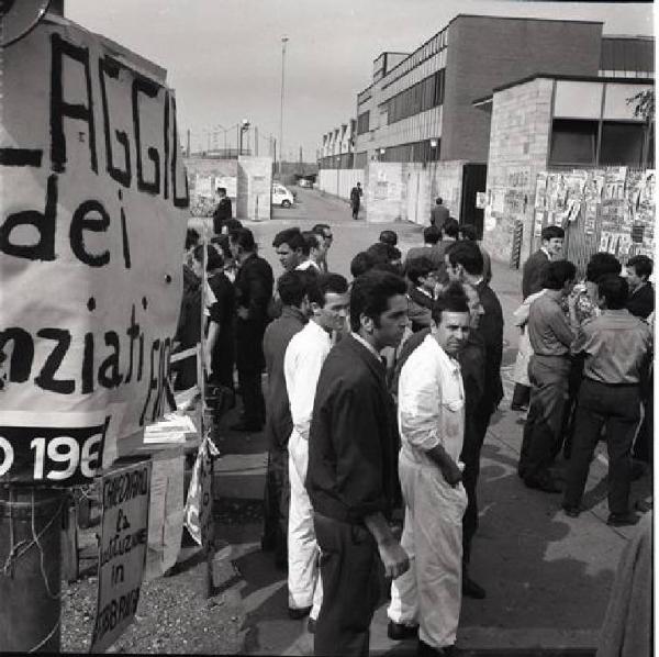 Sciopero provinciale dei metallurgici contro le rappresaglie padronali e per la libertà in fabbrica - Cartelli di protesta