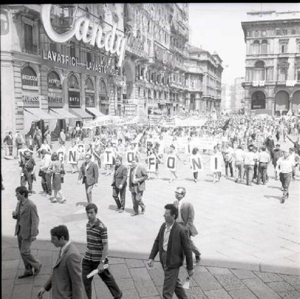 Sciopero provinciale dei metallurgici contro le rappresaglie padronali e per la libertà in fabbrica - Corteo - Spezzone lavoratori della Magnetofoni Castelli - Striscioni - Cartelli