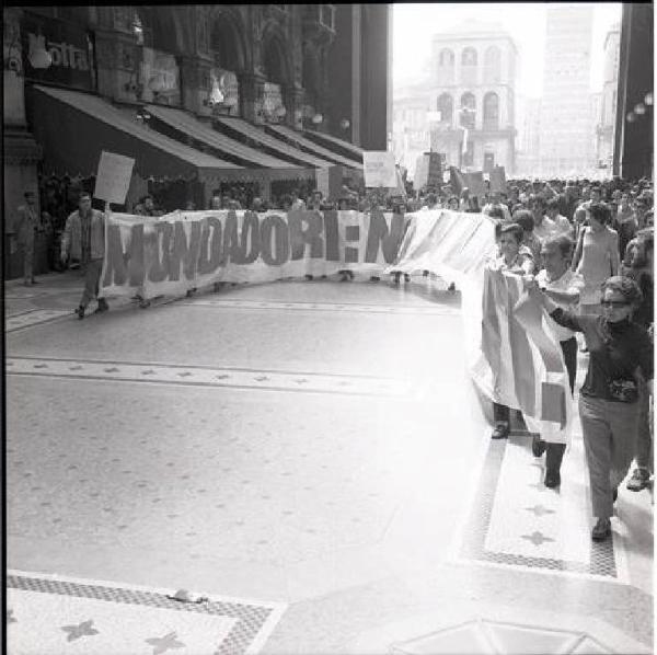 Sciopero provinciale dei metallurgici contro le rappresaglie padronali e per la libertà in fabbrica - Corteo in Galleria Vittorio Emanuele II - Spezzone lavoratori della Mondadori - Striscioni - Cartelli