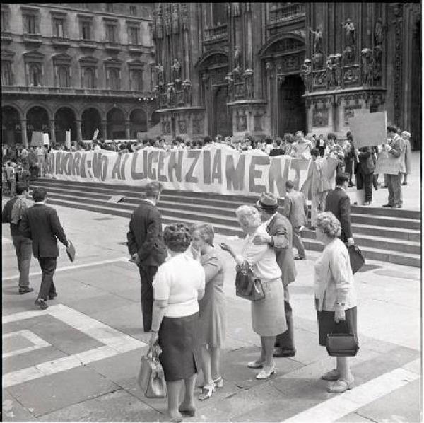 Sciopero provinciale dei metallurgici contro le rappresaglie padronali e per la libertà in fabbrica - Corteo in Piazza Duomo - Lavoratori con striscione di protesta sul sagrato