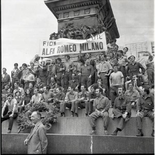 Sciopero provinciale dei metallurgici contro le rappresaglie padronali e per la libertà in fabbrica - Corteo - Spezzone lavoratori dell'Alfa Romeo- Striscione