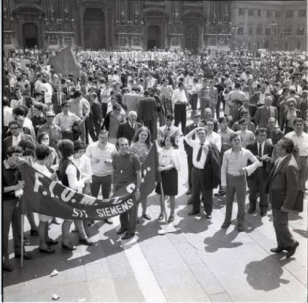 Sciopero provinciale dei metallurgici contro le rappresaglie padronali e per la libertà in fabbrica - Corteo in Piazza Duomo