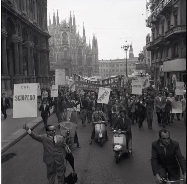 Sciopero dei lavoratori della Montedison - Testa del corteo - Striscione - Cartelli