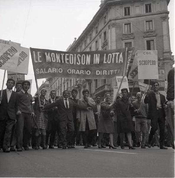 Sciopero dei lavoratori della Montedison - Testa del corteo - Striscione - Cartelli