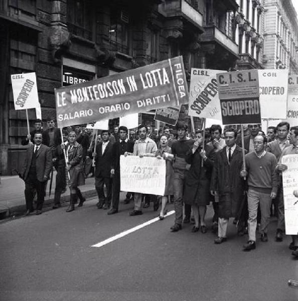 Sciopero dei lavoratori della Montedison - Testa del corteo - Striscione - Cartelli