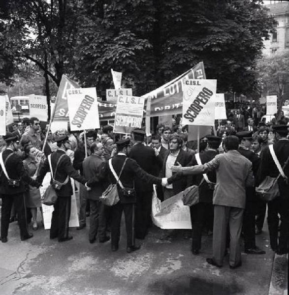 Sciopero dei lavoratori della Montedison - Corteo - Striscione - Cartelli - Presidio forze dell'ordine