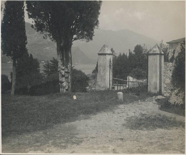 Paesaggio. Lago di Como - Bellagio - Loppia - Ingresso a una villa