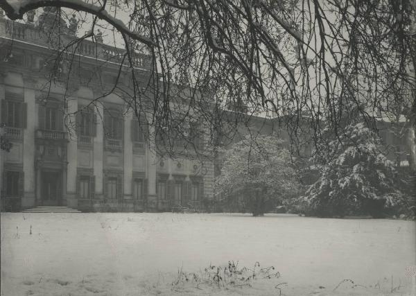 Veduta architettonica. Milano - Palazzo Sormani in Corso di Porta Vittoria - Facciata verso il giardino