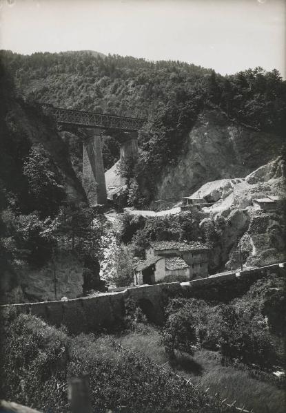 Paesaggio. Val di Susa - Chiomonte - Vallata con ponte ferroviario e casolari