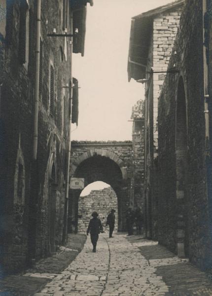 Paesaggio. Assisi - Arco di via Porta Perlici