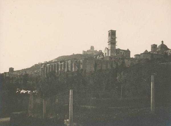 Paesaggio. Assisi - Chiesa di S. Chiara - rocca