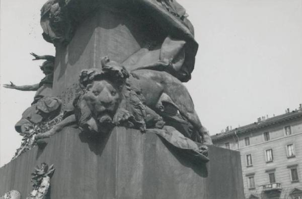 Riproduzione di opera d'arte. Scultura di Giuseppe Grandi: Monumento alle Cinque Giornate di Milano