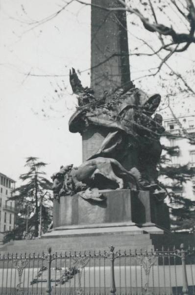 Riproduzione di opera d'arte. Scultura di Giuseppe Grandi: Monumento alle Cinque Giornate di Milano