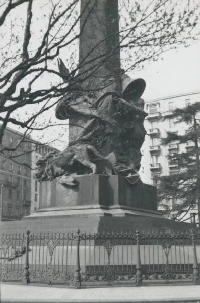 Riproduzione di opera d'arte. Scultura di Giuseppe Grandi: Monumento alle Cinque Giornate di Milano