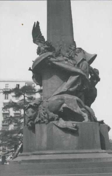 Riproduzione di opera d'arte. Scultura di Giuseppe Grandi: Monumento alle Cinque Giornate di Milano