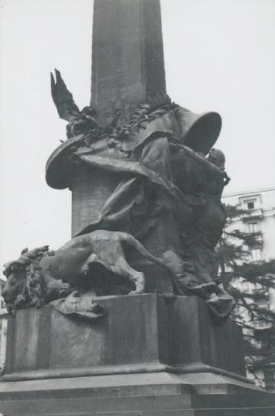 Riproduzione di opera d'arte. Scultura di Giuseppe Grandi: Monumento alle Cinque Giornate di Milano