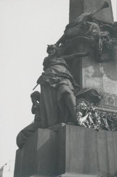 Riproduzione di opera d'arte. Scultura di Giuseppe Grandi: Monumento alle Cinque Giornate di Milano