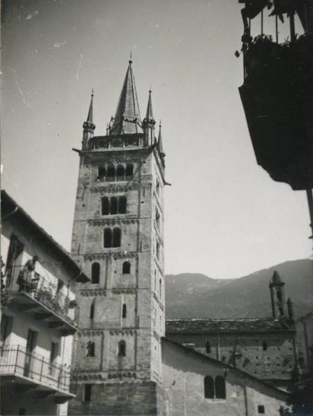 Veduta architettonica. Susa - Chiesa di S. Giusto - Campanile