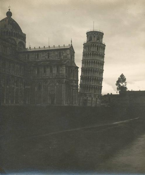 Veduta architettonica. Pisa - Campo dei Miracoli - Torre pendente e Duomo