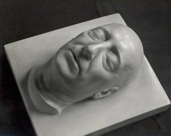 Riproduzione di opera d'arte. Scultura di Arrigo Minerbi: Maschera di D'Annunzio