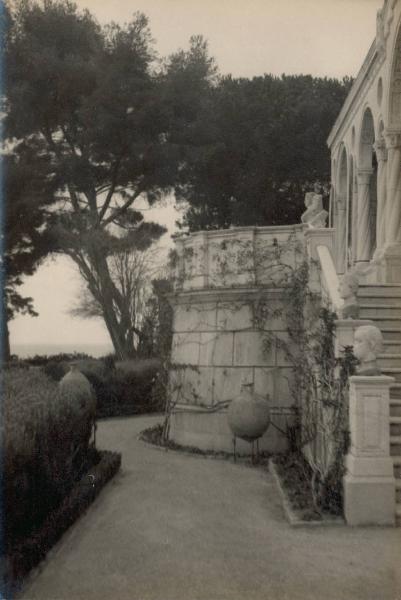 Veduta architettonica. Ventimiglia - La Mortola - Giardini botanici Hanbury - Ingresso alla Villa Orengo